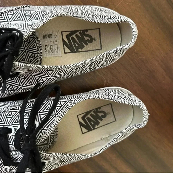 Vans Unisex Geometric Triangle Black and White Athletic Shoes - Picture 9 of 9